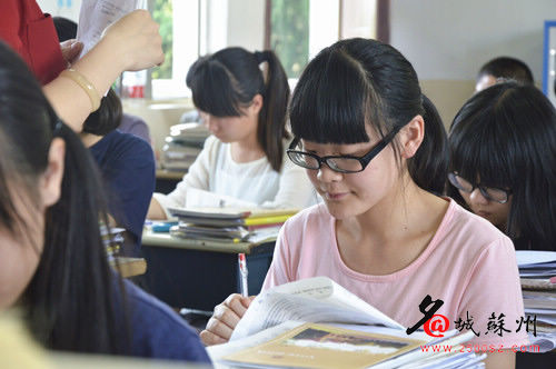 高考临近 考生忙备考 学校特设心理辅导课