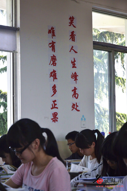 高考临近 考生忙备考 学校特设心理辅导课