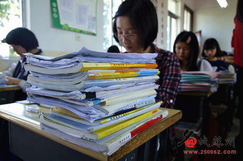高考临近 考生忙备考 学校特设心理辅导课